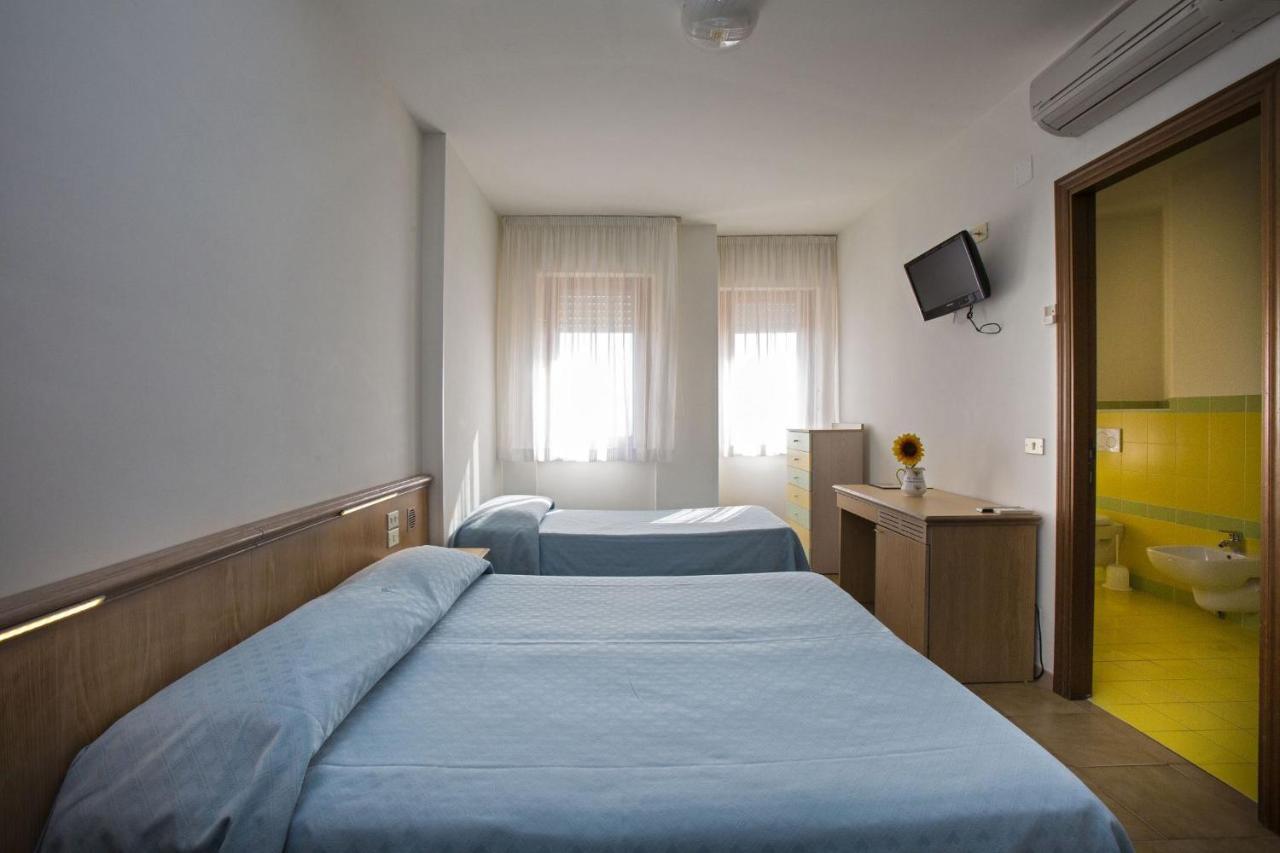 Hotel Esperia Alba Adriatica Exteriör bild