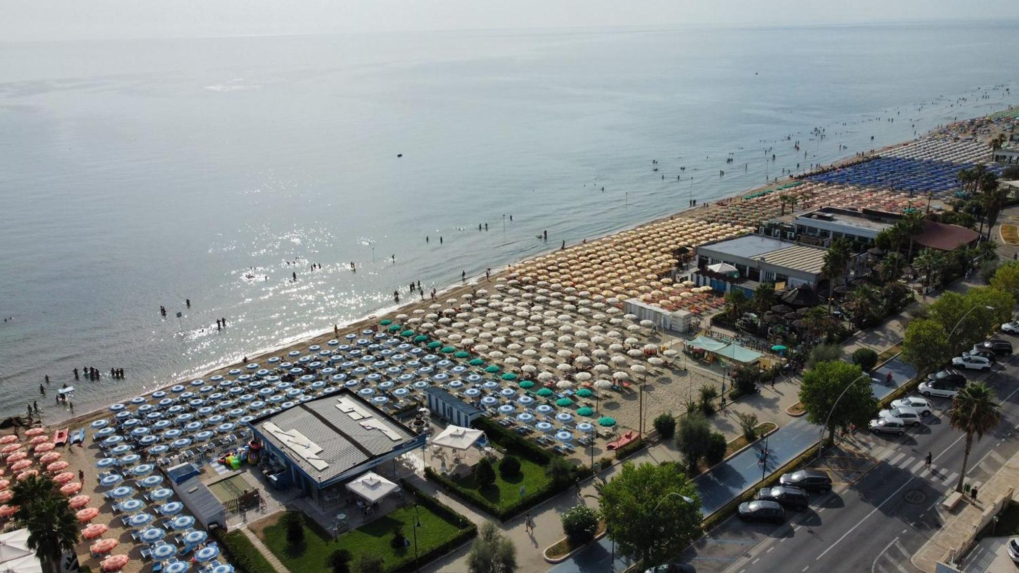 Hotel Esperia Alba Adriatica Exteriör bild
