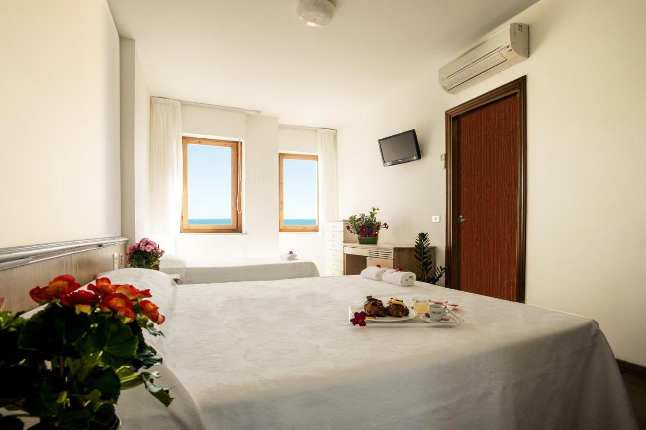 Hotel Esperia Alba Adriatica Exteriör bild